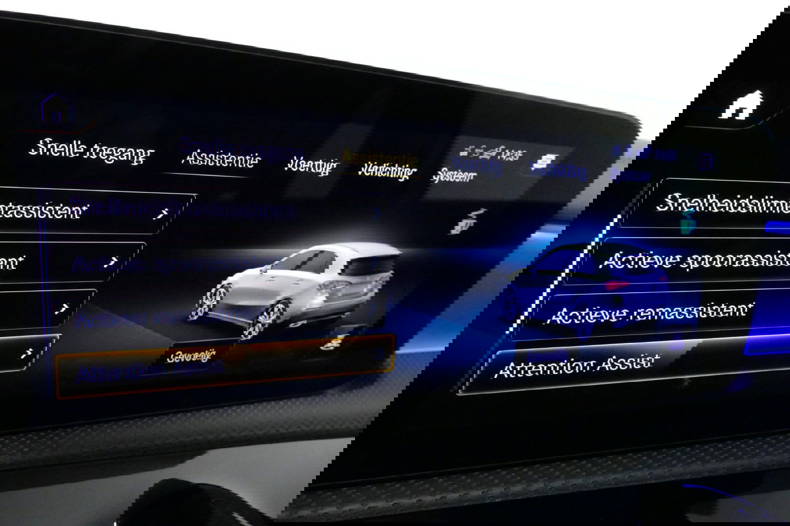 Mercedes-Benz A-Klasse 200 AMG Line / A45 AMG Diffuser / Panamericana Grille / Panoramadak / A45 Dakspoiler / Elektr. verstelbare voorstoelen + memory / Multibeam LED Koplampen / Apple Carplay - Android Auto / Stoelverwarming / Ambienteverlichting / 19'' LMV / Night pakket / Do