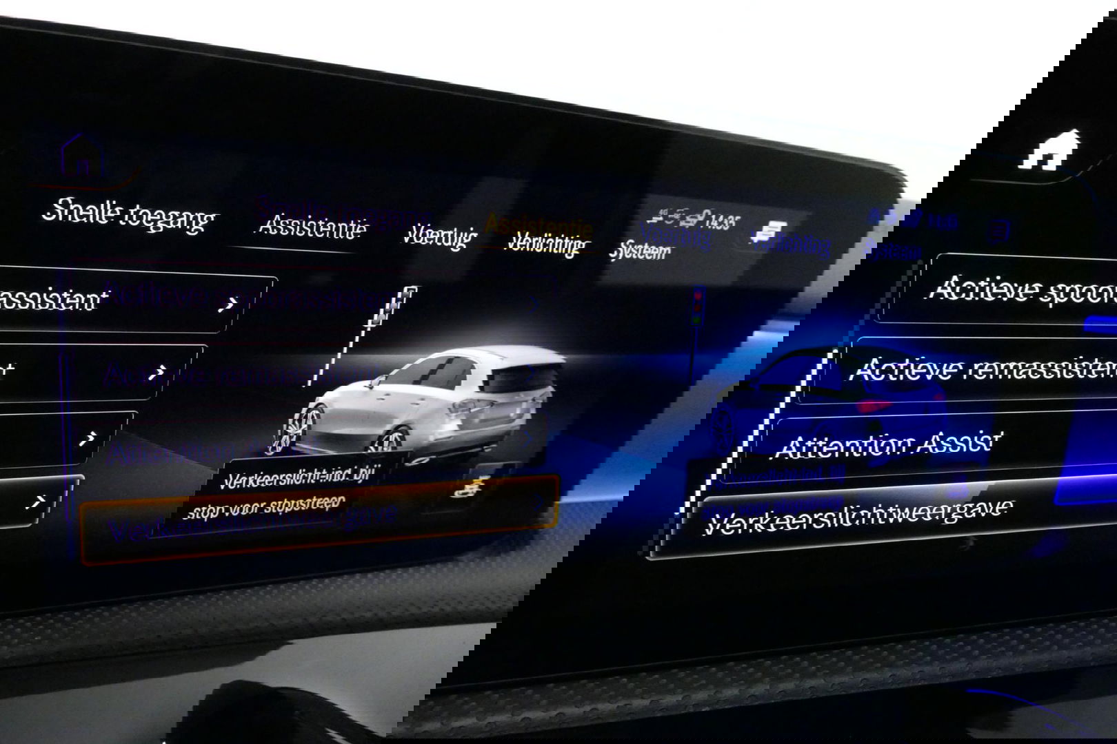 Mercedes-Benz A-Klasse 200 AMG Line / A45 AMG Diffuser / Panamericana Grille / Panoramadak / A45 Dakspoiler / Elektr. verstelbare voorstoelen + memory / Multibeam LED Koplampen / Apple Carplay - Android Auto / Stoelverwarming / Ambienteverlichting / 19'' LMV / Night pakket / Do