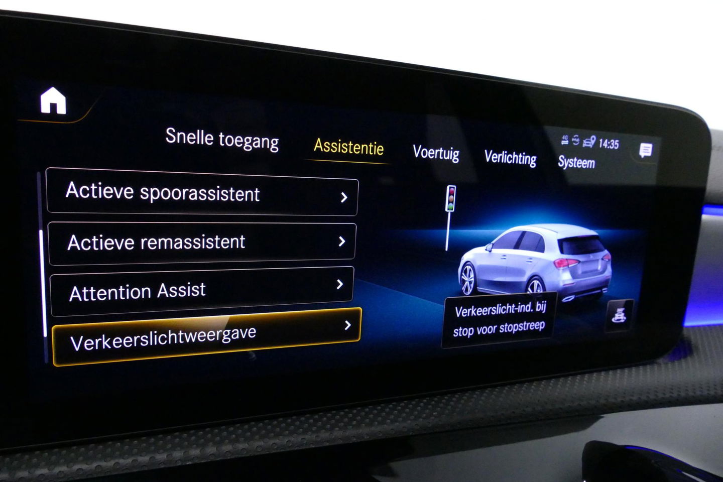 Mercedes-Benz A-Klasse 200 AMG Line / A45 AMG Diffuser / Panamericana Grille / Panoramadak / A45 Dakspoiler / Elektr. verstelbare voorstoelen + memory / Multibeam LED Koplampen / Apple Carplay - Android Auto / Stoelverwarming / Ambienteverlichting / 19'' LMV / Night pakket / Do