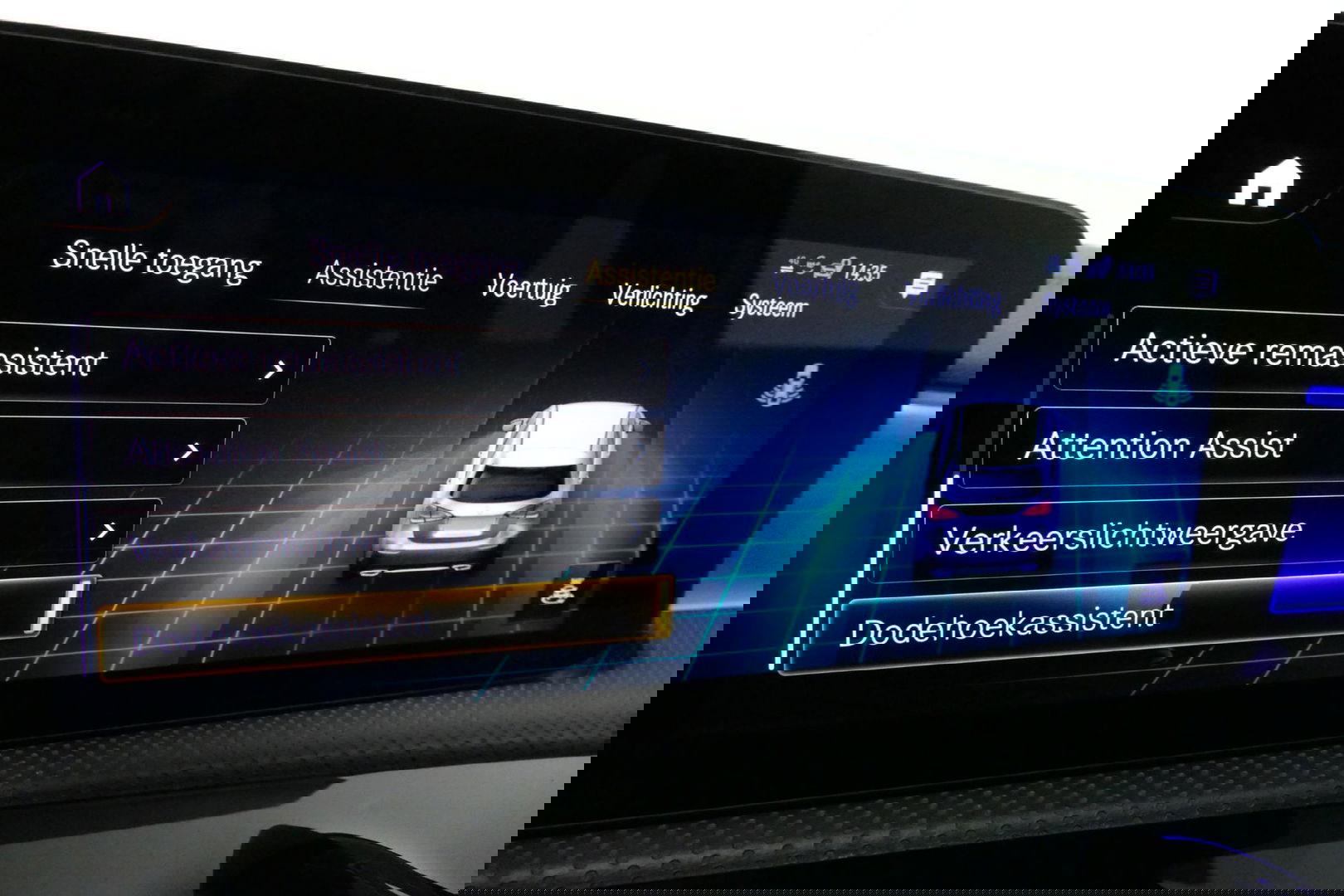 Mercedes-Benz A-Klasse 200 AMG Line / A45 AMG Diffuser / Panamericana Grille / Panoramadak / A45 Dakspoiler / Elektr. verstelbare voorstoelen + memory / Multibeam LED Koplampen / Apple Carplay - Android Auto / Stoelverwarming / Ambienteverlichting / 19'' LMV / Night pakket / Do