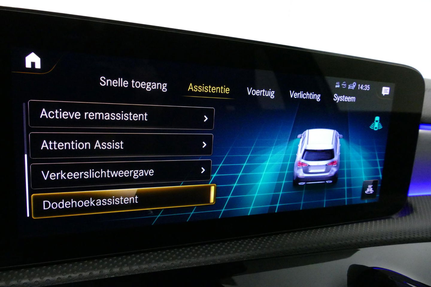 Mercedes-Benz A-Klasse 200 AMG Line / A45 AMG Diffuser / Panamericana Grille / Panoramadak / A45 Dakspoiler / Elektr. verstelbare voorstoelen + memory / Multibeam LED Koplampen / Apple Carplay - Android Auto / Stoelverwarming / Ambienteverlichting / 19'' LMV / Night pakket / Do