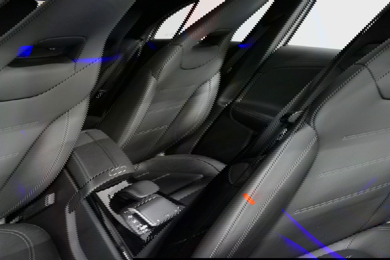 Mercedes-Benz A-Klasse 200 AMG Line / A45 AMG Diffuser / Panamericana Grille / Panoramadak / A45 Dakspoiler / Elektr. verstelbare voorstoelen + memory / Multibeam LED Koplampen / Apple Carplay - Android Auto / Stoelverwarming / Ambienteverlichting / 19'' LMV / Night pakket / Do