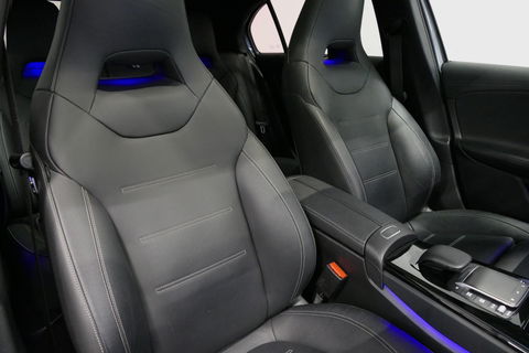 Mercedes-Benz A-Klasse 200 AMG Line / A45 AMG Diffuser / Panamericana Grille / Panoramadak / A45 Dakspoiler / Elektr. verstelbare voorstoelen + memory / Multibeam LED Koplampen / Apple Carplay - Android Auto / Stoelverwarming / Ambienteverlichting / 19'' LMV / Night pakket / Do