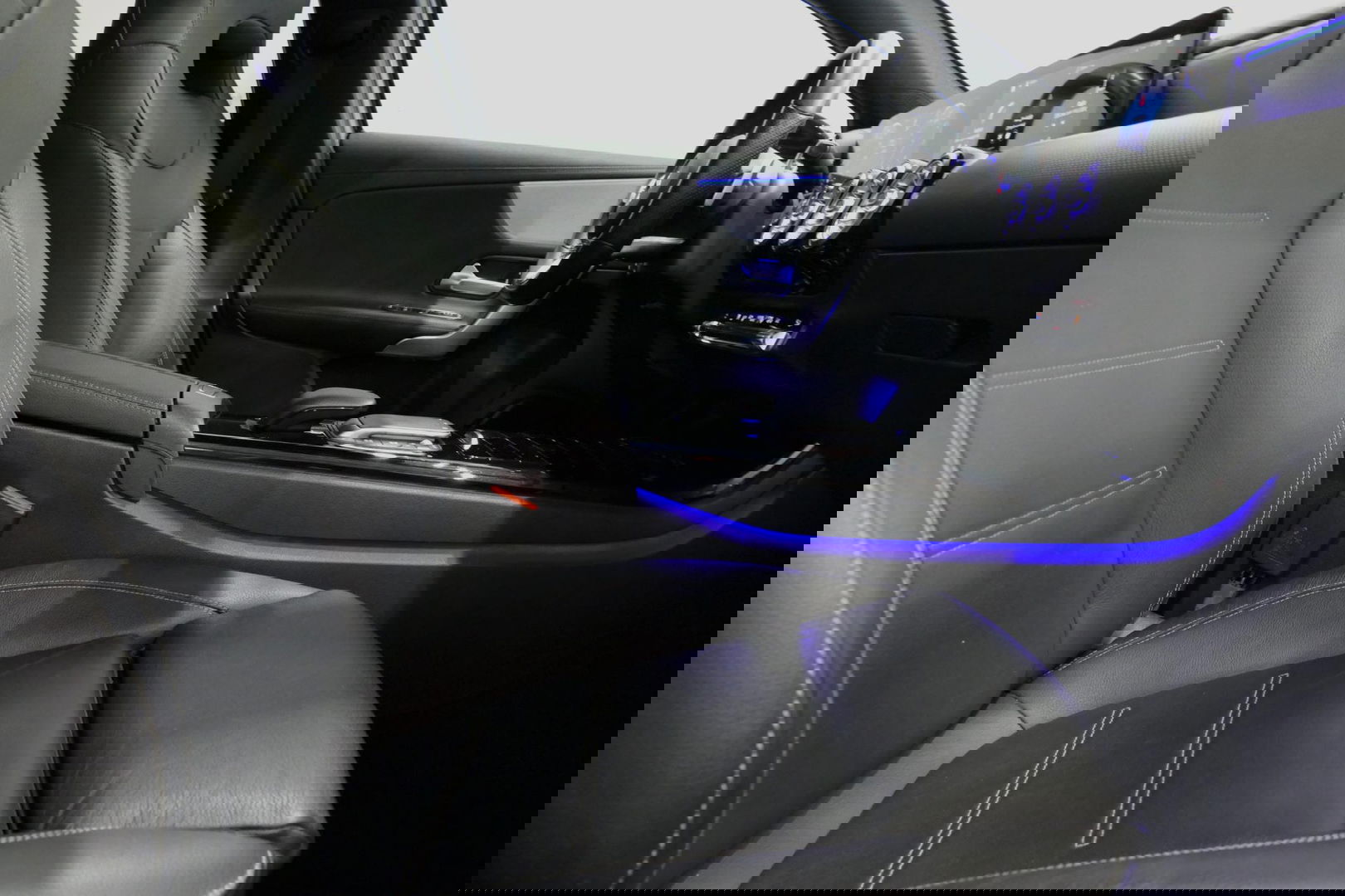 Mercedes-Benz A-Klasse 200 AMG Line / A45 AMG Diffuser / Panamericana Grille / Panoramadak / A45 Dakspoiler / Elektr. verstelbare voorstoelen + memory / Multibeam LED Koplampen / Apple Carplay - Android Auto / Stoelverwarming / Ambienteverlichting / 19'' LMV / Night pakket / Do