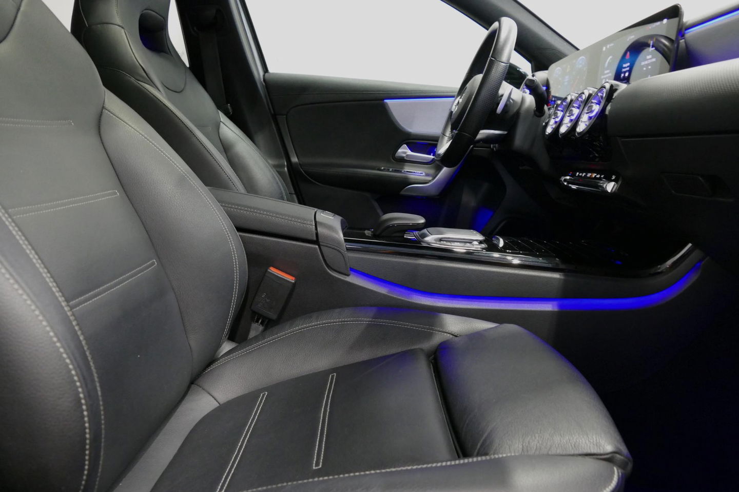 Mercedes-Benz A-Klasse 200 AMG Line / A45 AMG Diffuser / Panamericana Grille / Panoramadak / A45 Dakspoiler / Elektr. verstelbare voorstoelen + memory / Multibeam LED Koplampen / Apple Carplay - Android Auto / Stoelverwarming / Ambienteverlichting / 19'' LMV / Night pakket / Do