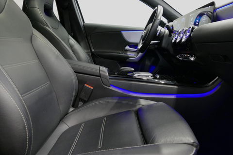 Mercedes-Benz A-Klasse 200 AMG Line / A45 AMG Diffuser / Panamericana Grille / Panoramadak / A45 Dakspoiler / Elektr. verstelbare voorstoelen + memory / Multibeam LED Koplampen / Apple Carplay - Android Auto / Stoelverwarming / Ambienteverlichting / 19'' LMV / Night pakket / Do