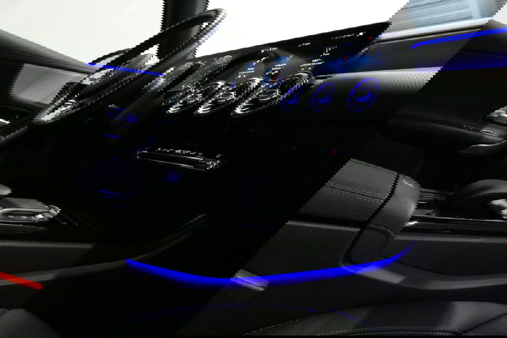 Mercedes-Benz A-Klasse 200 AMG Line / A45 AMG Diffuser / Panamericana Grille / Panoramadak / A45 Dakspoiler / Elektr. verstelbare voorstoelen + memory / Multibeam LED Koplampen / Apple Carplay - Android Auto / Stoelverwarming / Ambienteverlichting / 19'' LMV / Night pakket / Do