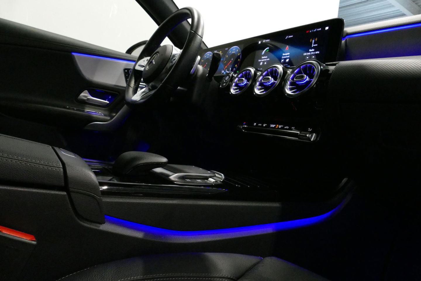 Mercedes-Benz A-Klasse 200 AMG Line / A45 AMG Diffuser / Panamericana Grille / Panoramadak / A45 Dakspoiler / Elektr. verstelbare voorstoelen + memory / Multibeam LED Koplampen / Apple Carplay - Android Auto / Stoelverwarming / Ambienteverlichting / 19'' LMV / Night pakket / Do