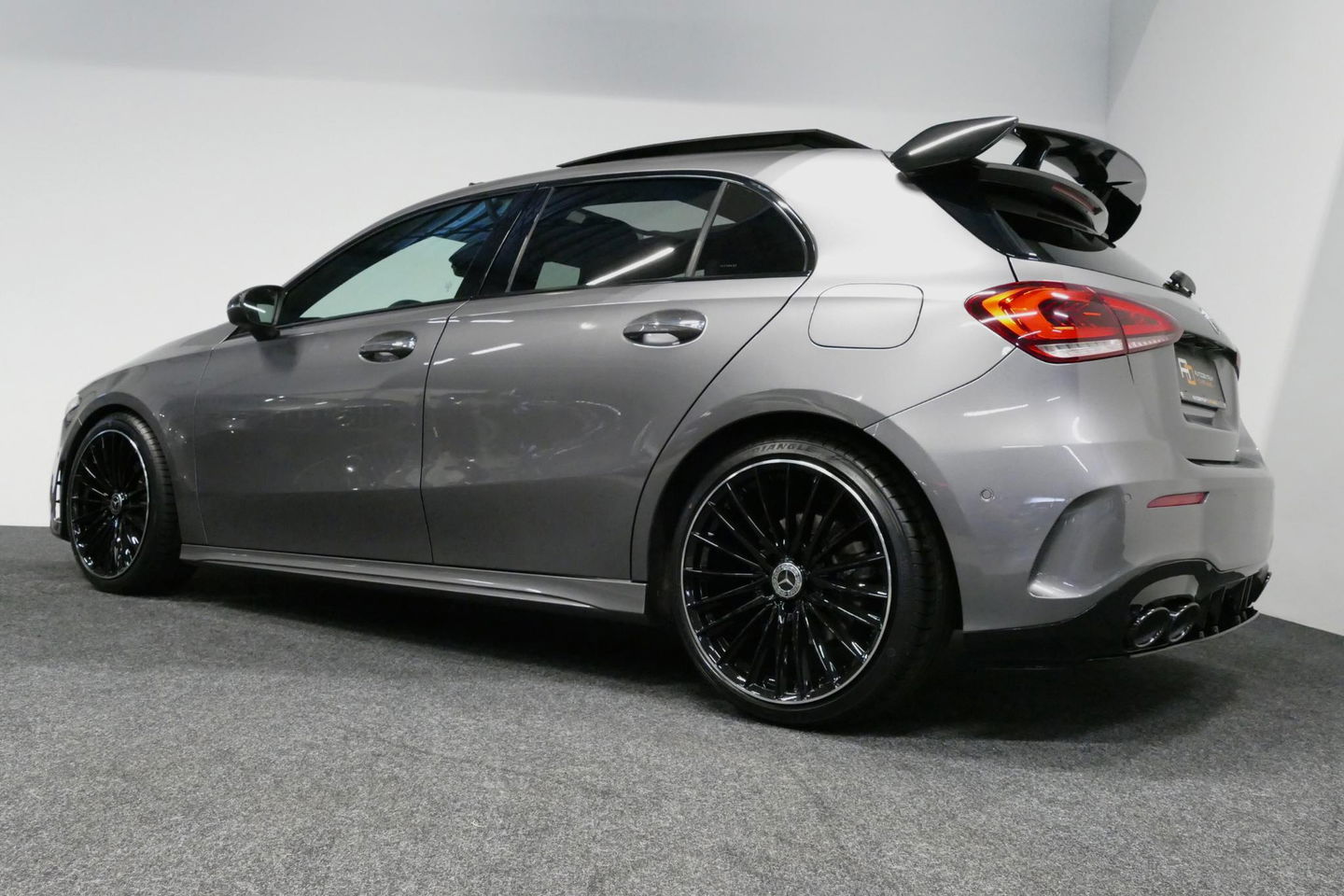 Mercedes-Benz A-Klasse 200 AMG Line / A45 AMG Diffuser / Panamericana Grille / Panoramadak / A45 Dakspoiler / Elektr. verstelbare voorstoelen + memory / Multibeam LED Koplampen / Apple Carplay - Android Auto / Stoelverwarming / Ambienteverlichting / 19'' LMV / Night pakket / Do