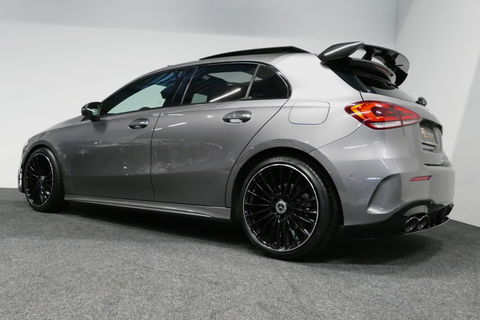 Mercedes-Benz A-Klasse 200 AMG Line / A45 AMG Diffuser / Panamericana Grille / Panoramadak / A45 Dakspoiler / Elektr. verstelbare voorstoelen + memory / Multibeam LED Koplampen / Apple Carplay - Android Auto / Stoelverwarming / Ambienteverlichting / 19'' LMV / Night pakket / Do