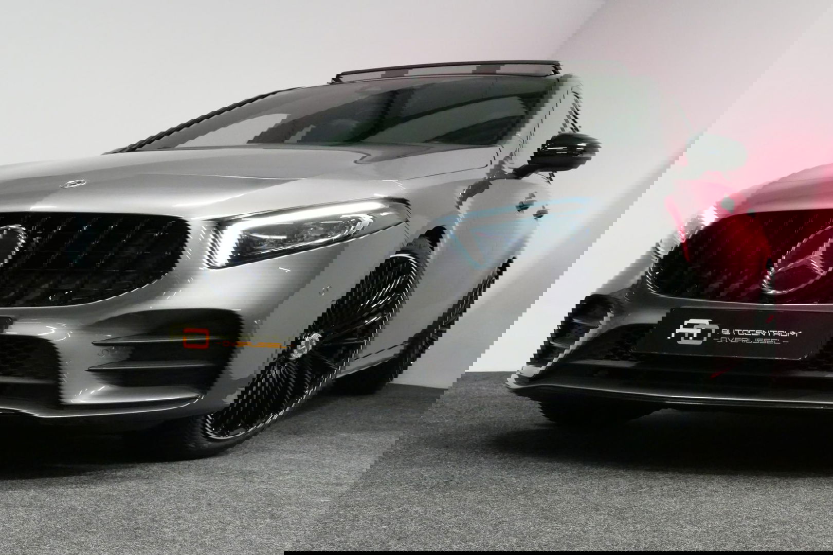 Mercedes-Benz A-Klasse 200 AMG Line / A45 AMG Diffuser / Panamericana Grille / Panoramadak / A45 Dakspoiler / Elektr. verstelbare voorstoelen + memory / Multibeam LED Koplampen / Apple Carplay - Android Auto / Stoelverwarming / Ambienteverlichting / 19'' LMV / Night pakket / Do