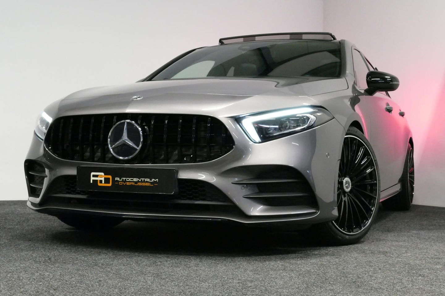 Mercedes-Benz A-Klasse 200 AMG Line / A45 AMG Diffuser / Panamericana Grille / Panoramadak / A45 Dakspoiler / Elektr. verstelbare voorstoelen + memory / Multibeam LED Koplampen / Apple Carplay - Android Auto / Stoelverwarming / Ambienteverlichting / 19'' LMV / Night pakket / Do