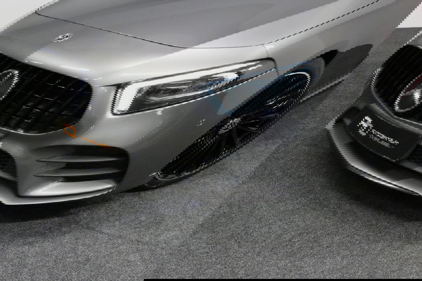 Mercedes-Benz A-Klasse 200 AMG Line / A45 AMG Diffuser / Panamericana Grille / Panoramadak / A45 Dakspoiler / Elektr. verstelbare voorstoelen + memory / Multibeam LED Koplampen / Apple Carplay - Android Auto / Stoelverwarming / Ambienteverlichting / 19'' LMV / Night pakket / Do