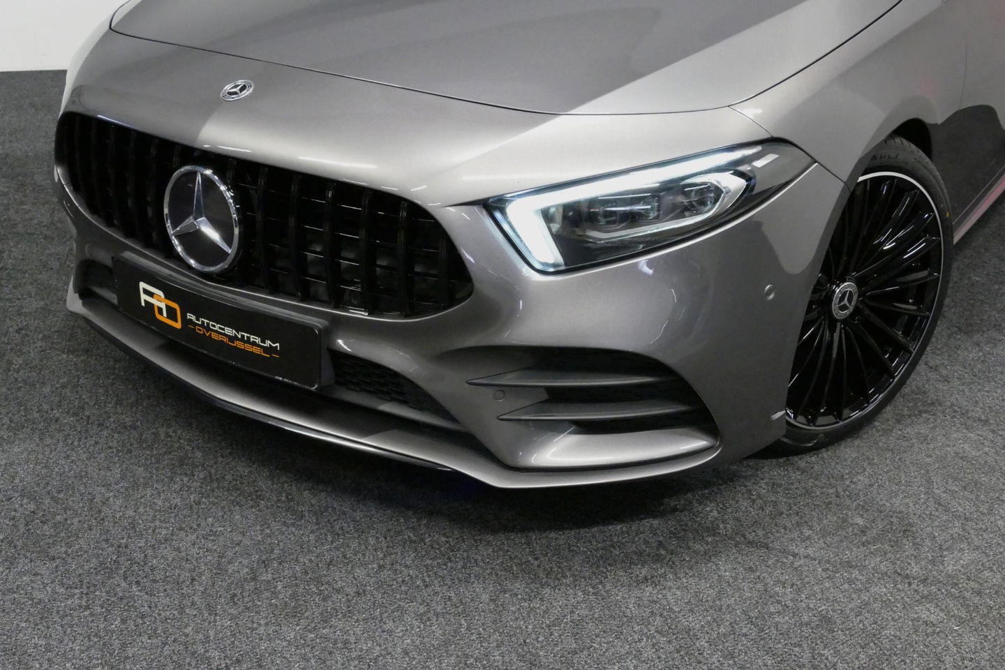 Mercedes-Benz A-Klasse 200 AMG Line / A45 AMG Diffuser / Panamericana Grille / Panoramadak / A45 Dakspoiler / Elektr. verstelbare voorstoelen + memory / Multibeam LED Koplampen / Apple Carplay - Android Auto / Stoelverwarming / Ambienteverlichting / 19'' LMV / Night pakket / Do