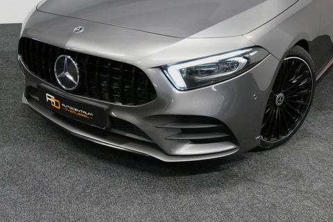 Mercedes-Benz A-Klasse 200 AMG Line / A45 AMG Diffuser / Panamericana Grille / Panoramadak / A45 Dakspoiler / Elektr. verstelbare voorstoelen + memory / Multibeam LED Koplampen / Apple Carplay - Android Auto / Stoelverwarming / Ambienteverlichting / 19'' LMV / Night pakket / Do