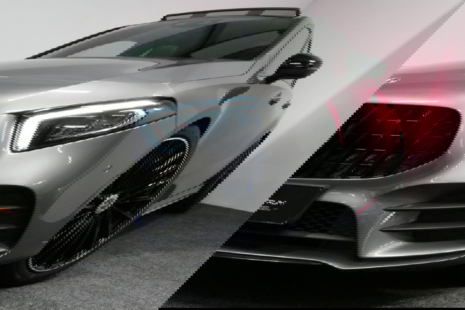 Mercedes-Benz A-Klasse 200 AMG Line / A45 AMG Diffuser / Panamericana Grille / Panoramadak / A45 Dakspoiler / Elektr. verstelbare voorstoelen + memory / Multibeam LED Koplampen / Apple Carplay - Android Auto / Stoelverwarming / Ambienteverlichting / 19'' LMV / Night pakket / Do