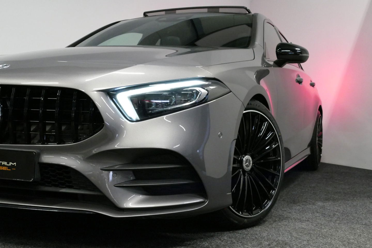 Mercedes-Benz A-Klasse 200 AMG Line / A45 AMG Diffuser / Panamericana Grille / Panoramadak / A45 Dakspoiler / Elektr. verstelbare voorstoelen + memory / Multibeam LED Koplampen / Apple Carplay - Android Auto / Stoelverwarming / Ambienteverlichting / 19'' LMV / Night pakket / Do