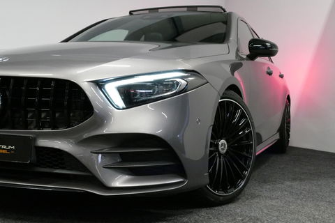 Mercedes-Benz A-Klasse 200 AMG Line / A45 AMG Diffuser / Panamericana Grille / Panoramadak / A45 Dakspoiler / Elektr. verstelbare voorstoelen + memory / Multibeam LED Koplampen / Apple Carplay - Android Auto / Stoelverwarming / Ambienteverlichting / 19'' LMV / Night pakket / Do