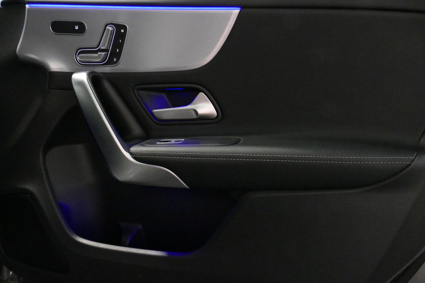 Mercedes-Benz A-Klasse 200 AMG Line / A45 AMG Diffuser / Panamericana Grille / Panoramadak / A45 Dakspoiler / Elektr. verstelbare voorstoelen + memory / Multibeam LED Koplampen / Apple Carplay - Android Auto / Stoelverwarming / Ambienteverlichting / 19'' LMV / Night pakket / Do