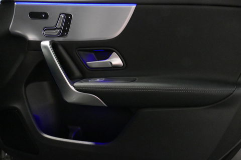 Mercedes-Benz A-Klasse 200 AMG Line / A45 AMG Diffuser / Panamericana Grille / Panoramadak / A45 Dakspoiler / Elektr. verstelbare voorstoelen + memory / Multibeam LED Koplampen / Apple Carplay - Android Auto / Stoelverwarming / Ambienteverlichting / 19'' LMV / Night pakket / Do