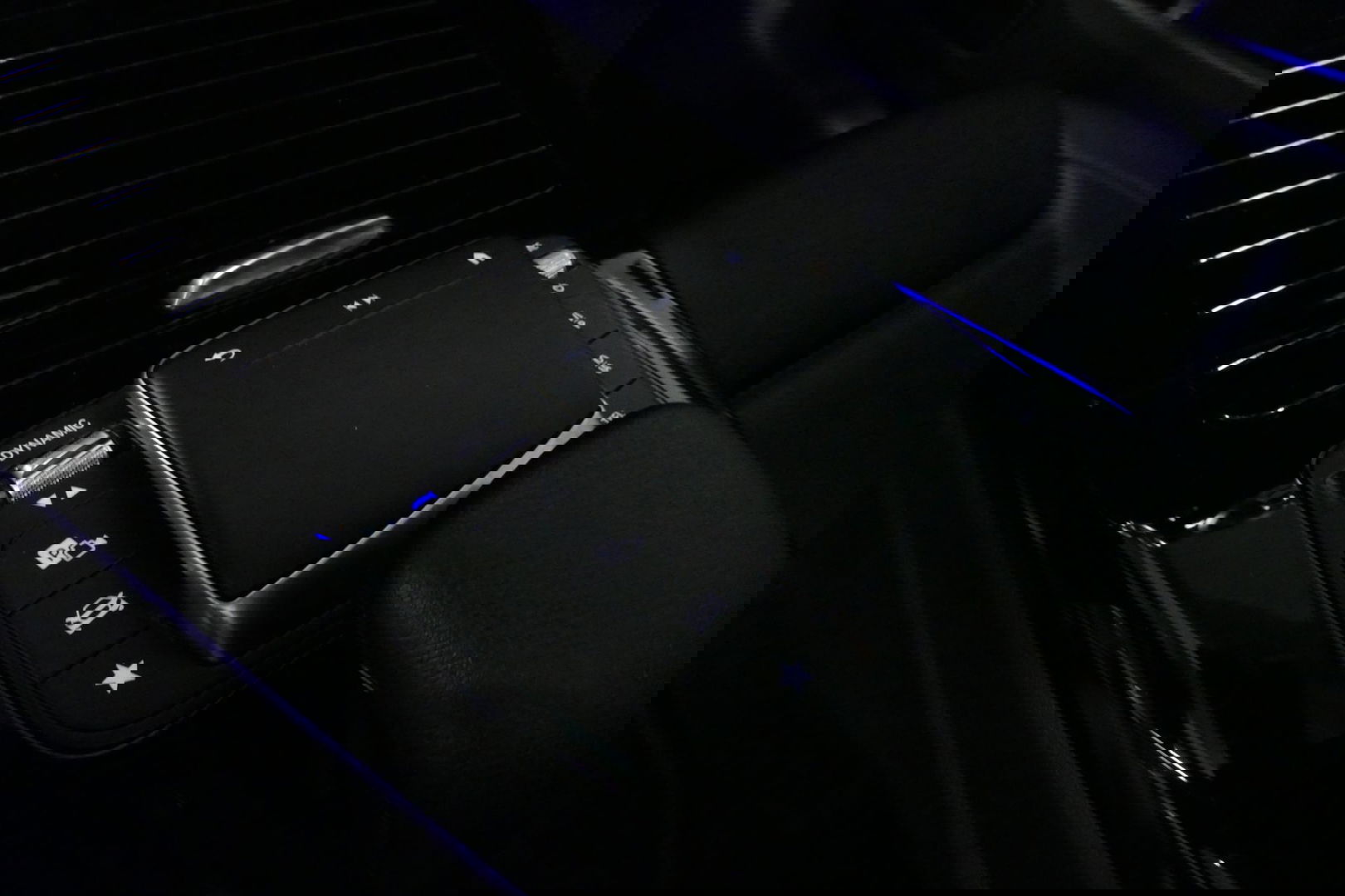 Mercedes-Benz A-Klasse 200 AMG Line / A45 AMG Diffuser / Panamericana Grille / Panoramadak / A45 Dakspoiler / Elektr. verstelbare voorstoelen + memory / Multibeam LED Koplampen / Apple Carplay - Android Auto / Stoelverwarming / Ambienteverlichting / 19'' LMV / Night pakket / Do