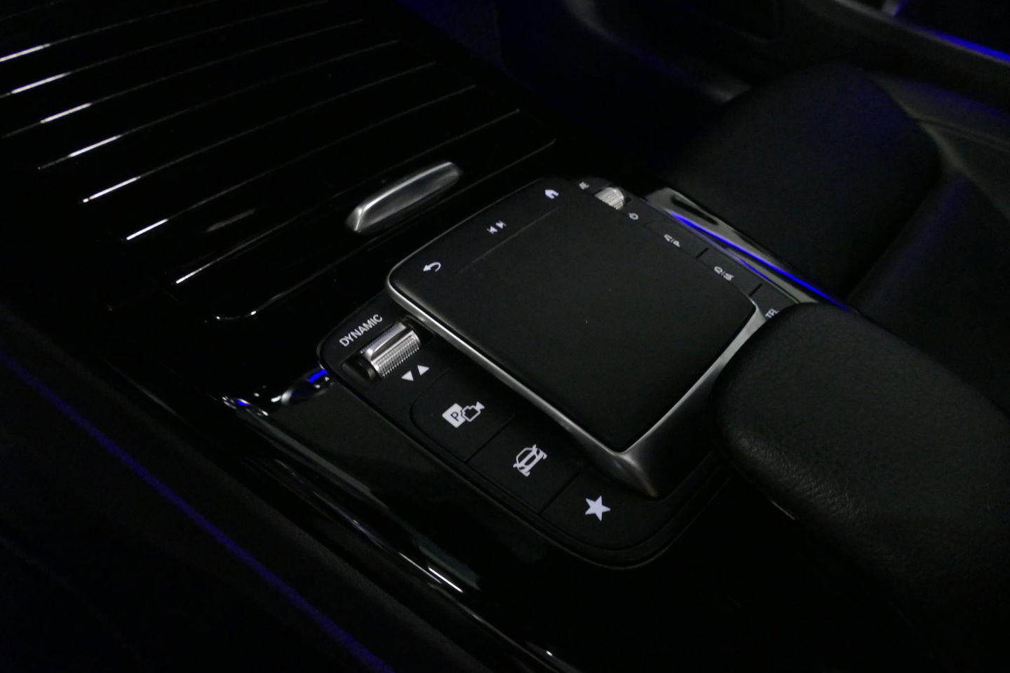 Mercedes-Benz A-Klasse 200 AMG Line / A45 AMG Diffuser / Panamericana Grille / Panoramadak / A45 Dakspoiler / Elektr. verstelbare voorstoelen + memory / Multibeam LED Koplampen / Apple Carplay - Android Auto / Stoelverwarming / Ambienteverlichting / 19'' LMV / Night pakket / Do