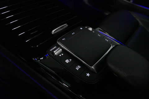 Mercedes-Benz A-Klasse 200 AMG Line / A45 AMG Diffuser / Panamericana Grille / Panoramadak / A45 Dakspoiler / Elektr. verstelbare voorstoelen + memory / Multibeam LED Koplampen / Apple Carplay - Android Auto / Stoelverwarming / Ambienteverlichting / 19'' LMV / Night pakket / Do