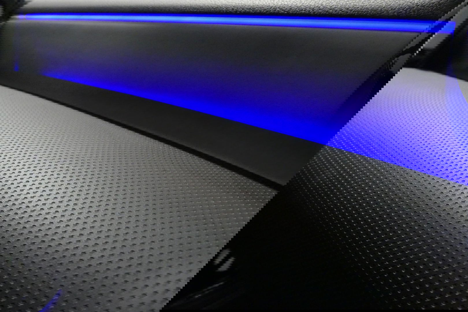 Mercedes-Benz A-Klasse 200 AMG Line / A45 AMG Diffuser / Panamericana Grille / Panoramadak / A45 Dakspoiler / Elektr. verstelbare voorstoelen + memory / Multibeam LED Koplampen / Apple Carplay - Android Auto / Stoelverwarming / Ambienteverlichting / 19'' LMV / Night pakket / Do