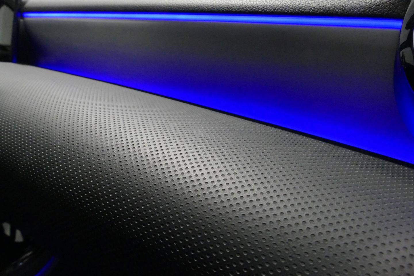 Mercedes-Benz A-Klasse 200 AMG Line / A45 AMG Diffuser / Panamericana Grille / Panoramadak / A45 Dakspoiler / Elektr. verstelbare voorstoelen + memory / Multibeam LED Koplampen / Apple Carplay - Android Auto / Stoelverwarming / Ambienteverlichting / 19'' LMV / Night pakket / Do