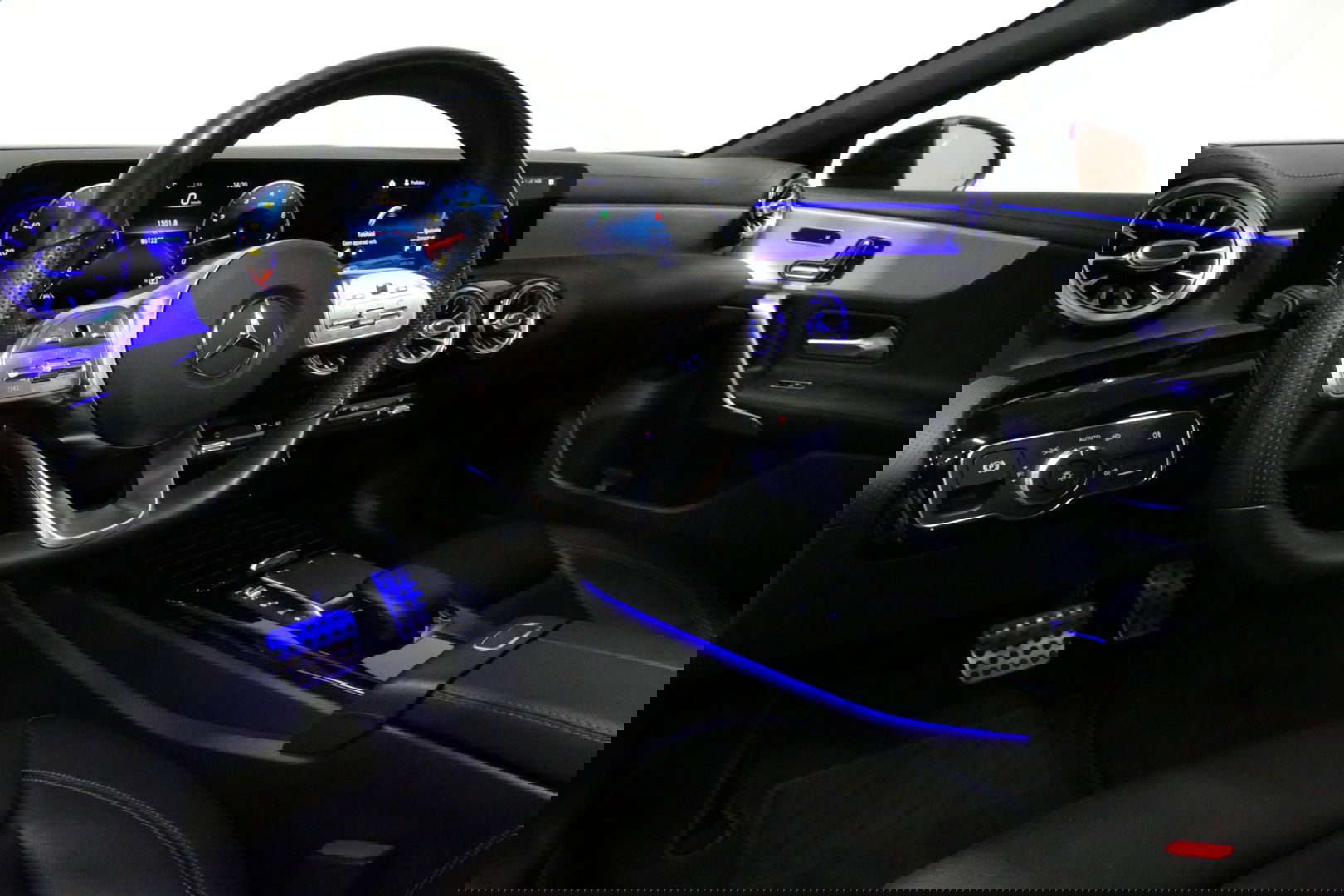 Mercedes-Benz A-Klasse 200 AMG Line / A45 AMG Diffuser / Panamericana Grille / Panoramadak / A45 Dakspoiler / Elektr. verstelbare voorstoelen + memory / Multibeam LED Koplampen / Apple Carplay - Android Auto / Stoelverwarming / Ambienteverlichting / 19'' LMV / Night pakket / Do