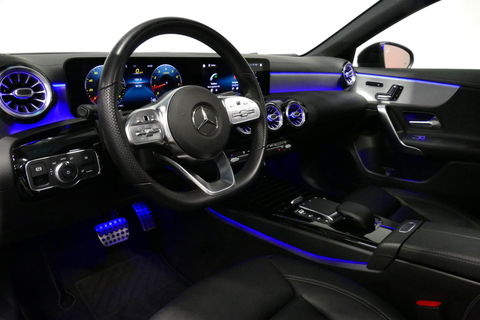 Mercedes-Benz A-Klasse 200 AMG Line / A45 AMG Diffuser / Panamericana Grille / Panoramadak / A45 Dakspoiler / Elektr. verstelbare voorstoelen + memory / Multibeam LED Koplampen / Apple Carplay - Android Auto / Stoelverwarming / Ambienteverlichting / 19'' LMV / Night pakket / Do
