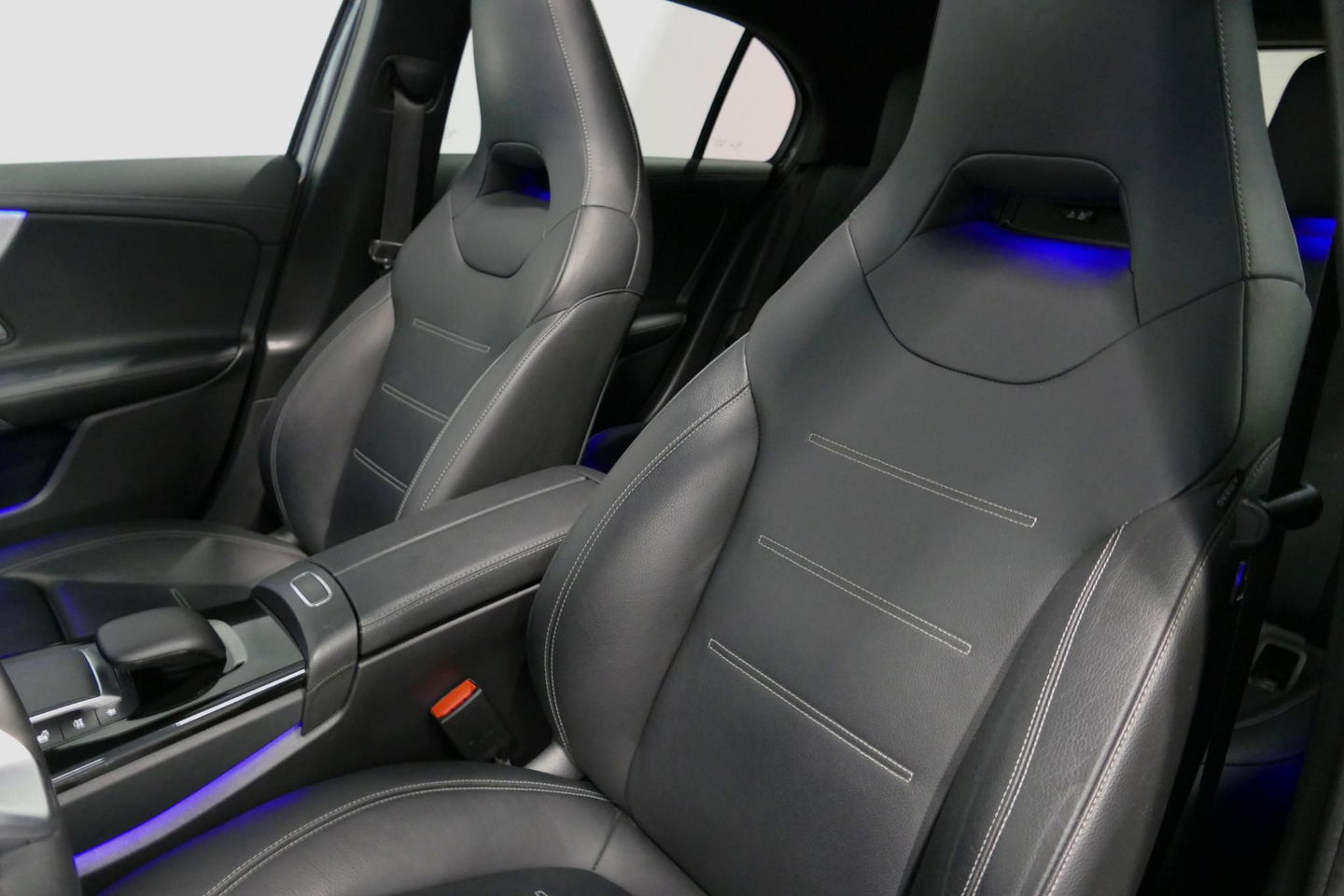 Mercedes-Benz A-Klasse 200 AMG Line / A45 AMG Diffuser / Panamericana Grille / Panoramadak / A45 Dakspoiler / Elektr. verstelbare voorstoelen + memory / Multibeam LED Koplampen / Apple Carplay - Android Auto / Stoelverwarming / Ambienteverlichting / 19'' LMV / Night pakket / Do