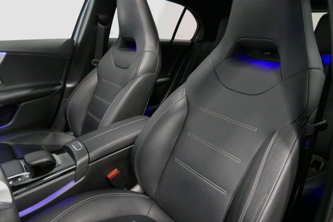 Mercedes-Benz A-Klasse 200 AMG Line / A45 AMG Diffuser / Panamericana Grille / Panoramadak / A45 Dakspoiler / Elektr. verstelbare voorstoelen + memory / Multibeam LED Koplampen / Apple Carplay - Android Auto / Stoelverwarming / Ambienteverlichting / 19'' LMV / Night pakket / Do