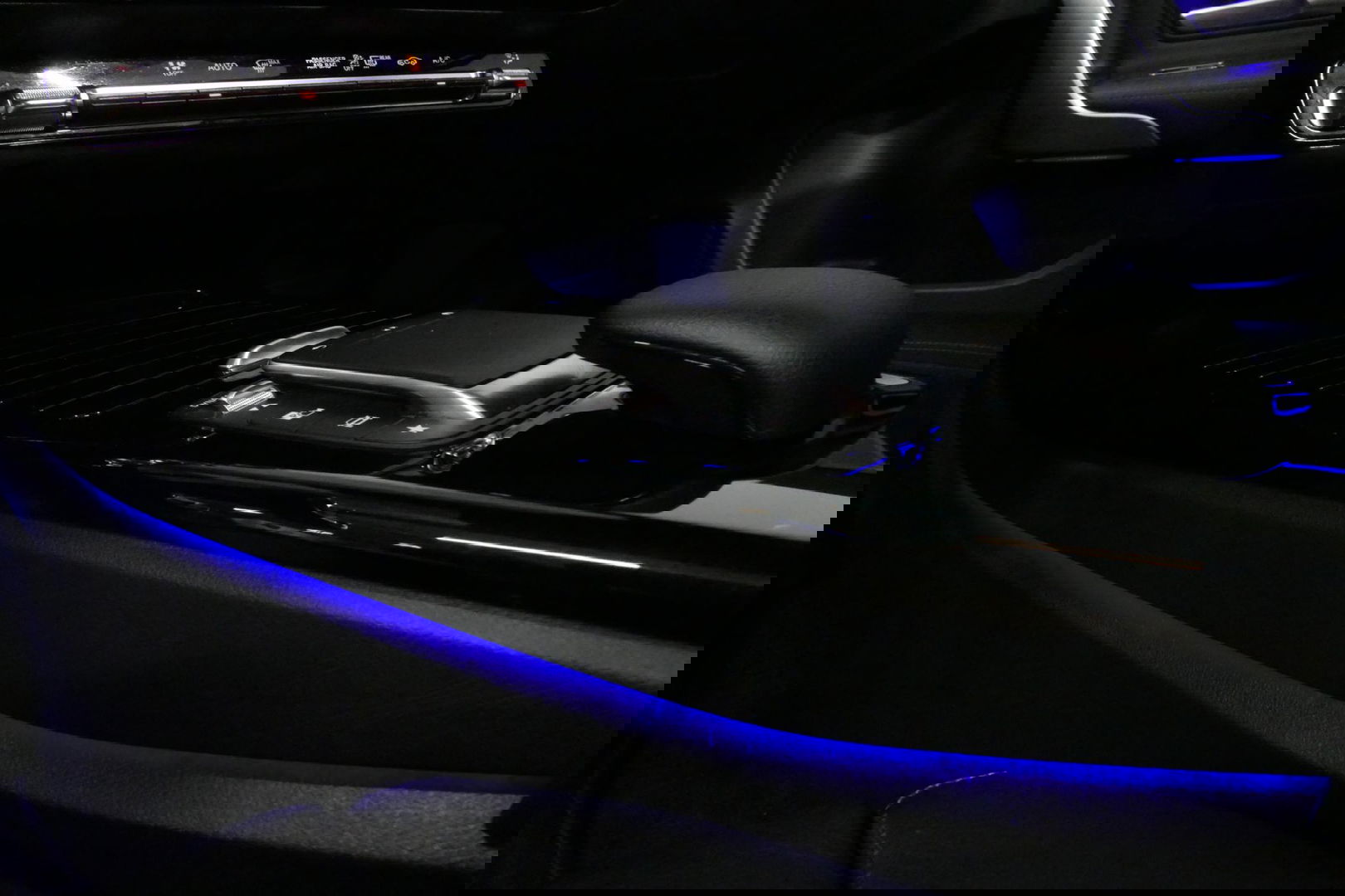 Mercedes-Benz A-Klasse 200 AMG Line / A45 AMG Diffuser / Panamericana Grille / Panoramadak / A45 Dakspoiler / Elektr. verstelbare voorstoelen + memory / Multibeam LED Koplampen / Apple Carplay - Android Auto / Stoelverwarming / Ambienteverlichting / 19'' LMV / Night pakket / Do