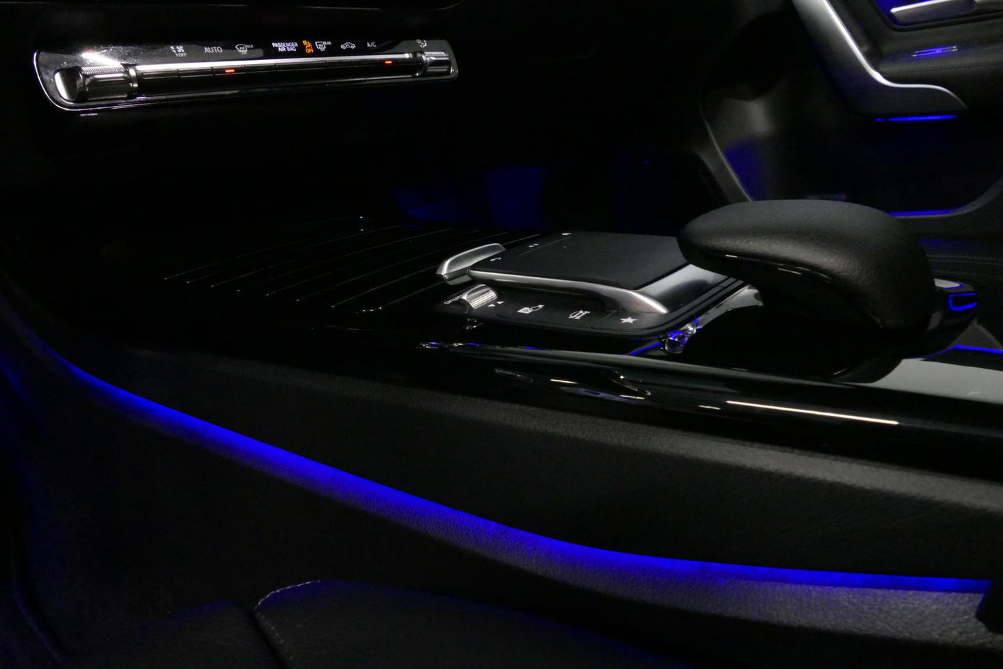 Mercedes-Benz A-Klasse 200 AMG Line / A45 AMG Diffuser / Panamericana Grille / Panoramadak / A45 Dakspoiler / Elektr. verstelbare voorstoelen + memory / Multibeam LED Koplampen / Apple Carplay - Android Auto / Stoelverwarming / Ambienteverlichting / 19'' LMV / Night pakket / Do