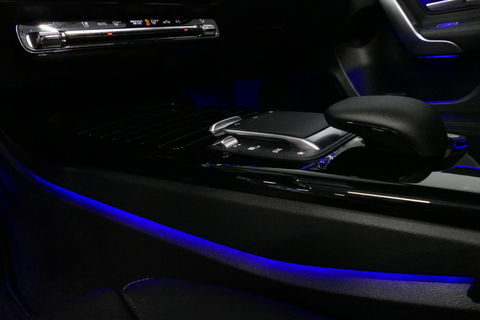 Mercedes-Benz A-Klasse 200 AMG Line / A45 AMG Diffuser / Panamericana Grille / Panoramadak / A45 Dakspoiler / Elektr. verstelbare voorstoelen + memory / Multibeam LED Koplampen / Apple Carplay - Android Auto / Stoelverwarming / Ambienteverlichting / 19'' LMV / Night pakket / Do