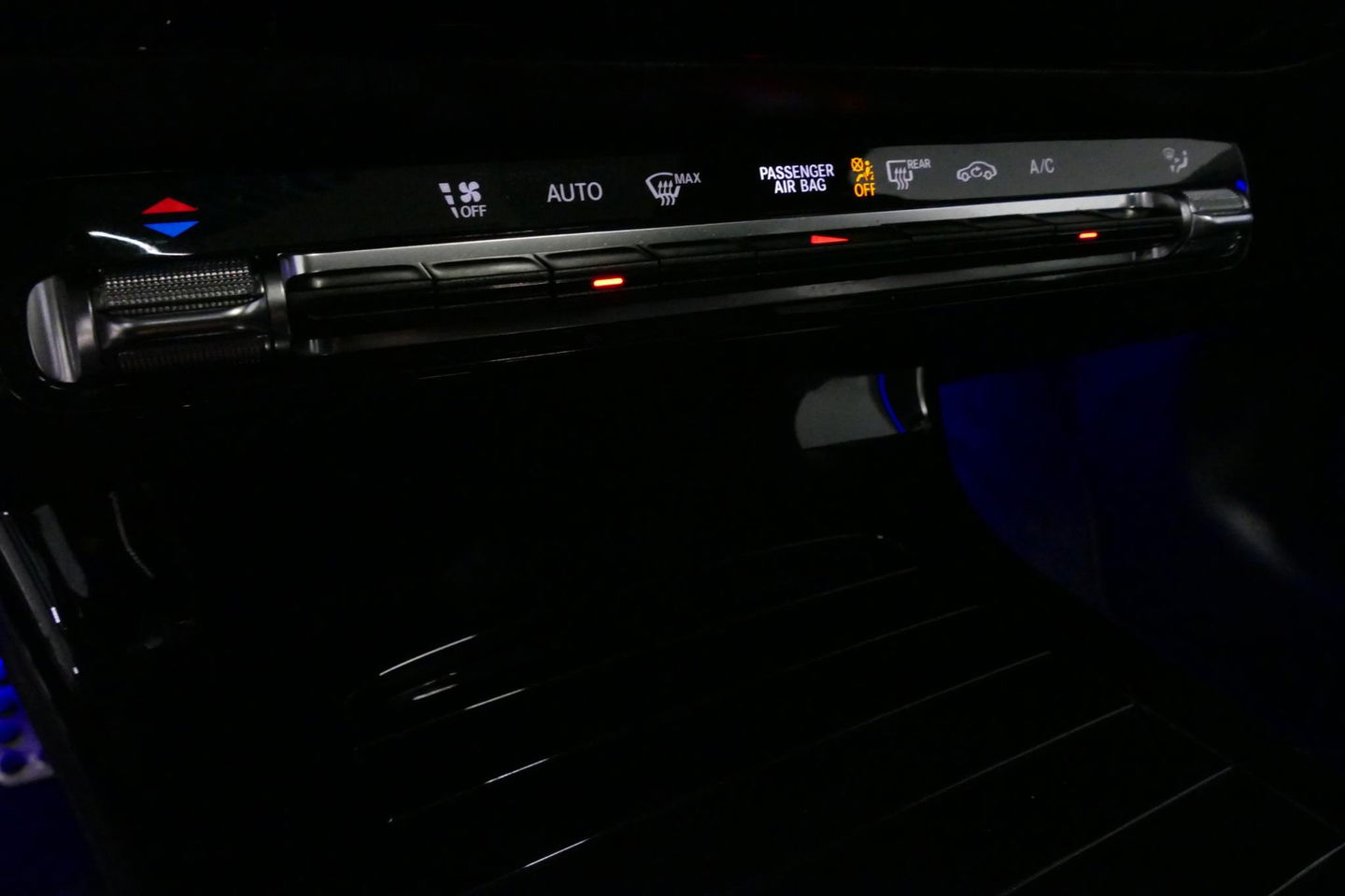 Mercedes-Benz A-Klasse 200 AMG Line / A45 AMG Diffuser / Panamericana Grille / Panoramadak / A45 Dakspoiler / Elektr. verstelbare voorstoelen + memory / Multibeam LED Koplampen / Apple Carplay - Android Auto / Stoelverwarming / Ambienteverlichting / 19'' LMV / Night pakket / Do