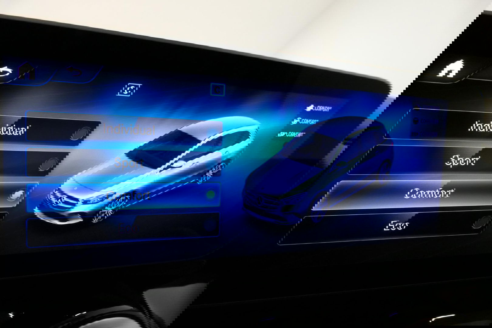 Mercedes-Benz B-Klasse 200d Premium Plus / Elektr. verstelbare voorstoel + memory / Stoelverwarming / Elektr. wegklapbare trekhaak / Koplamp LED High Performance / Elektr. achterklep / 18'' AMG LMV / Dynamic Select / Cruise Control / Elektr. lendensteun