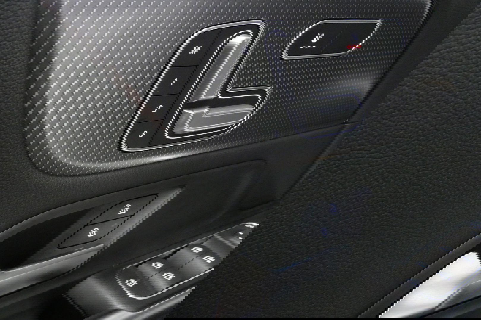 Mercedes-Benz B-Klasse 200d Premium Plus / Elektr. verstelbare voorstoel + memory / Stoelverwarming / Elektr. wegklapbare trekhaak / Koplamp LED High Performance / Elektr. achterklep / 18'' AMG LMV / Dynamic Select / Cruise Control / Elektr. lendensteun