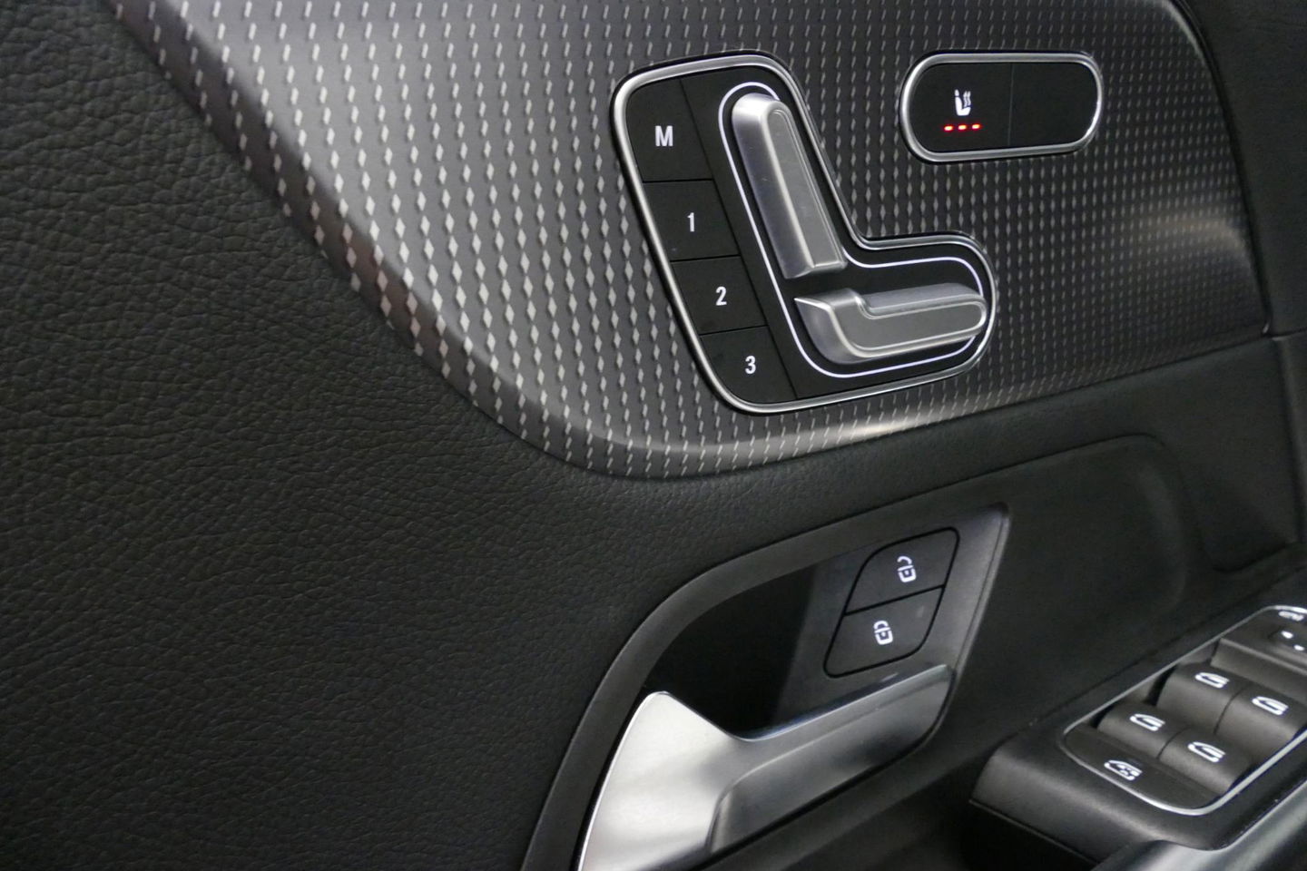 Mercedes-Benz B-Klasse 200d Premium Plus / Elektr. verstelbare voorstoel + memory / Stoelverwarming / Elektr. wegklapbare trekhaak / Koplamp LED High Performance / Elektr. achterklep / 18'' AMG LMV / Dynamic Select / Cruise Control / Elektr. lendensteun