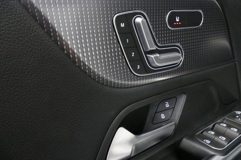 Mercedes-Benz B-Klasse 200d Premium Plus / Elektr. verstelbare voorstoel + memory / Stoelverwarming / Elektr. wegklapbare trekhaak / Koplamp LED High Performance / Elektr. achterklep / 18'' AMG LMV / Dynamic Select / Cruise Control / Elektr. lendensteun