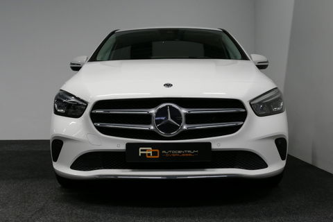 Mercedes-Benz B-Klasse 200d Premium Plus / Elektr. verstelbare voorstoel + memory / Stoelverwarming / Elektr. wegklapbare trekhaak / Koplamp LED High Performance / Elektr. achterklep / 18'' AMG LMV / Dynamic Select / Cruise Control / Elektr. lendensteun