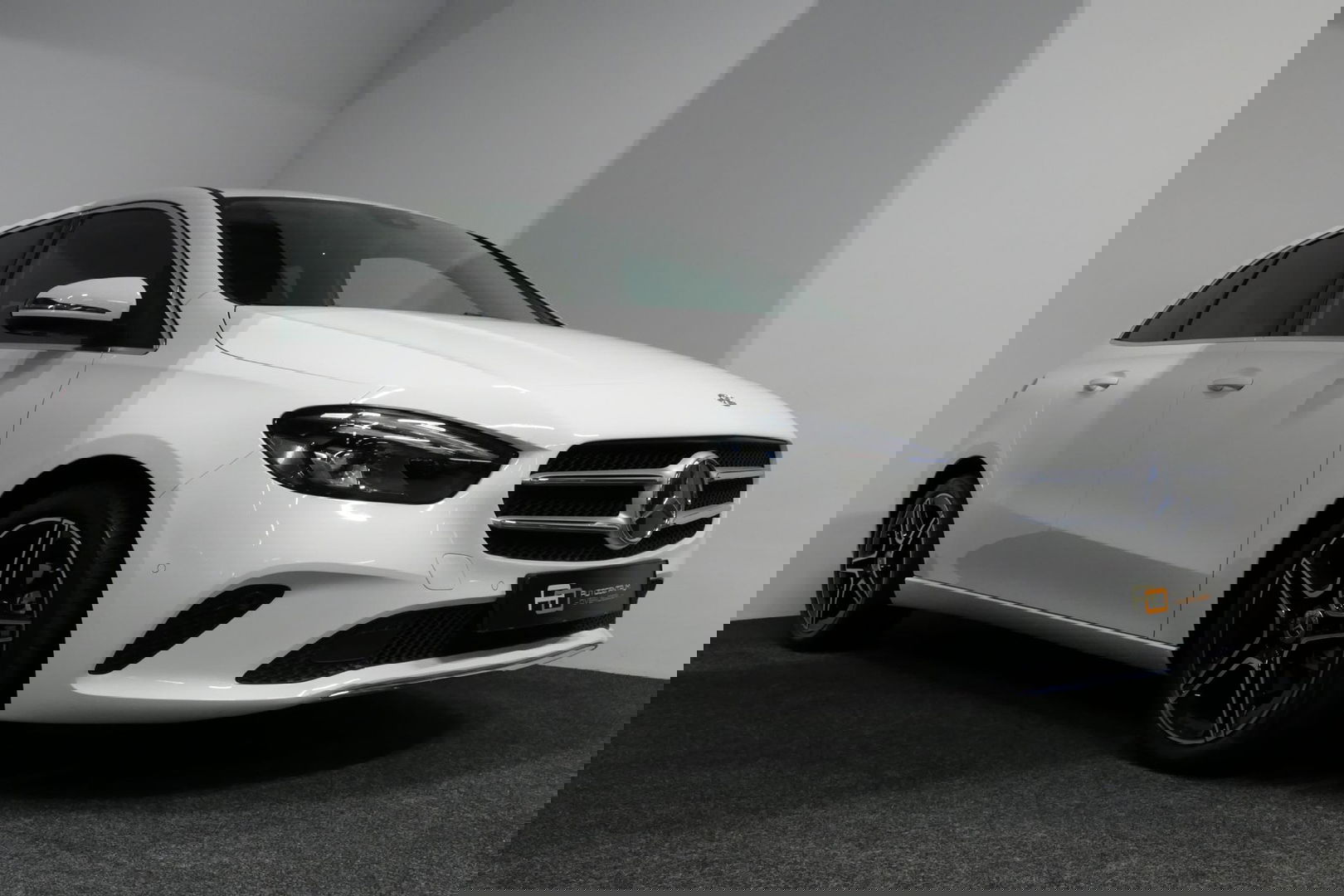 Mercedes-Benz B-Klasse 200d Premium Plus / Elektr. verstelbare voorstoel + memory / Stoelverwarming / Elektr. wegklapbare trekhaak / Koplamp LED High Performance / Elektr. achterklep / 18'' AMG LMV / Dynamic Select / Cruise Control / Elektr. lendensteun