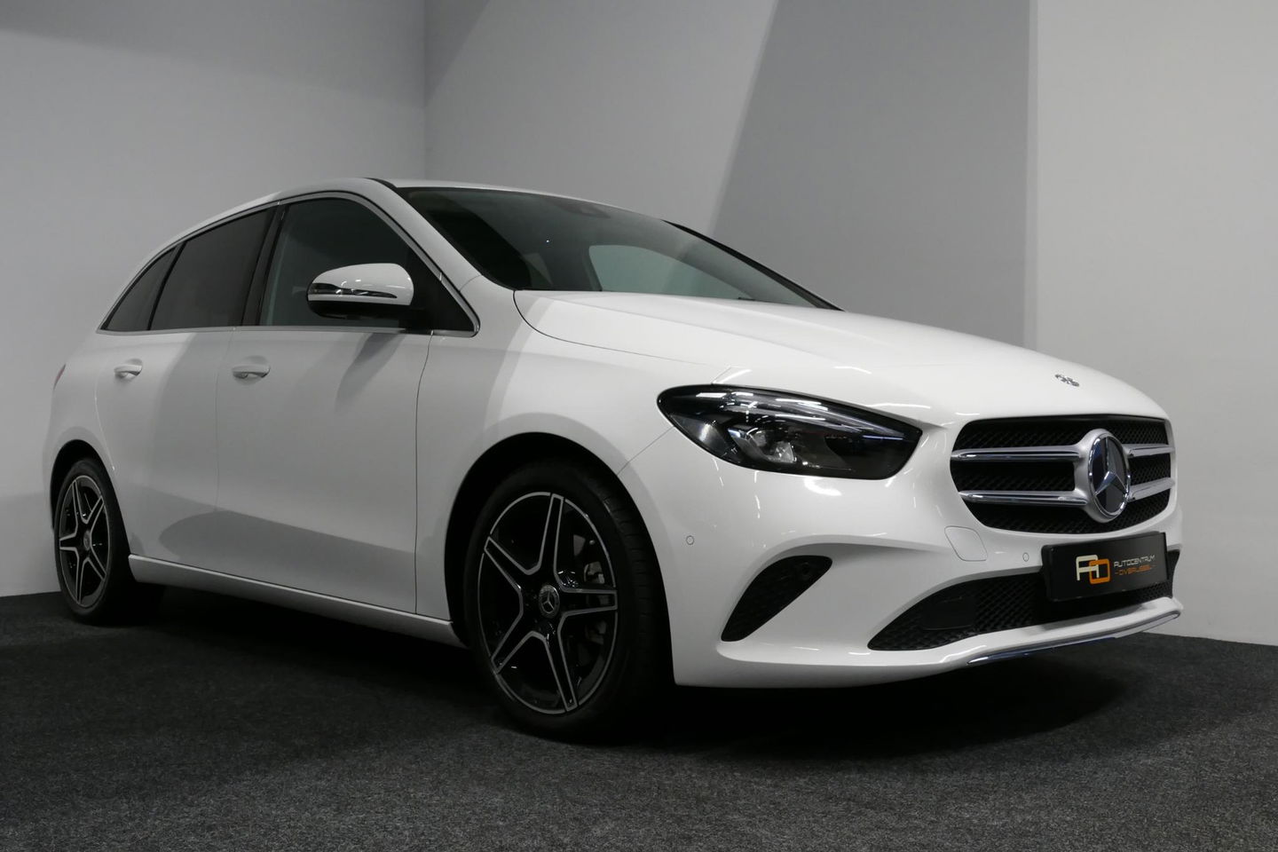 Mercedes-Benz B-Klasse 200d Premium Plus / Elektr. verstelbare voorstoel + memory / Stoelverwarming / Elektr. wegklapbare trekhaak / Koplamp LED High Performance / Elektr. achterklep / 18'' AMG LMV / Dynamic Select / Cruise Control / Elektr. lendensteun