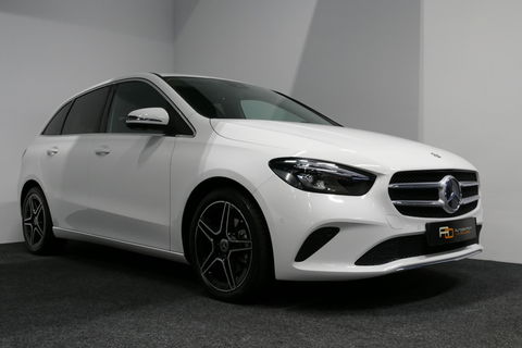 Mercedes-Benz B-Klasse 200d Premium Plus / Elektr. verstelbare voorstoel + memory / Stoelverwarming / Elektr. wegklapbare trekhaak / Koplamp LED High Performance / Elektr. achterklep / 18'' AMG LMV / Dynamic Select / Cruise Control / Elektr. lendensteun