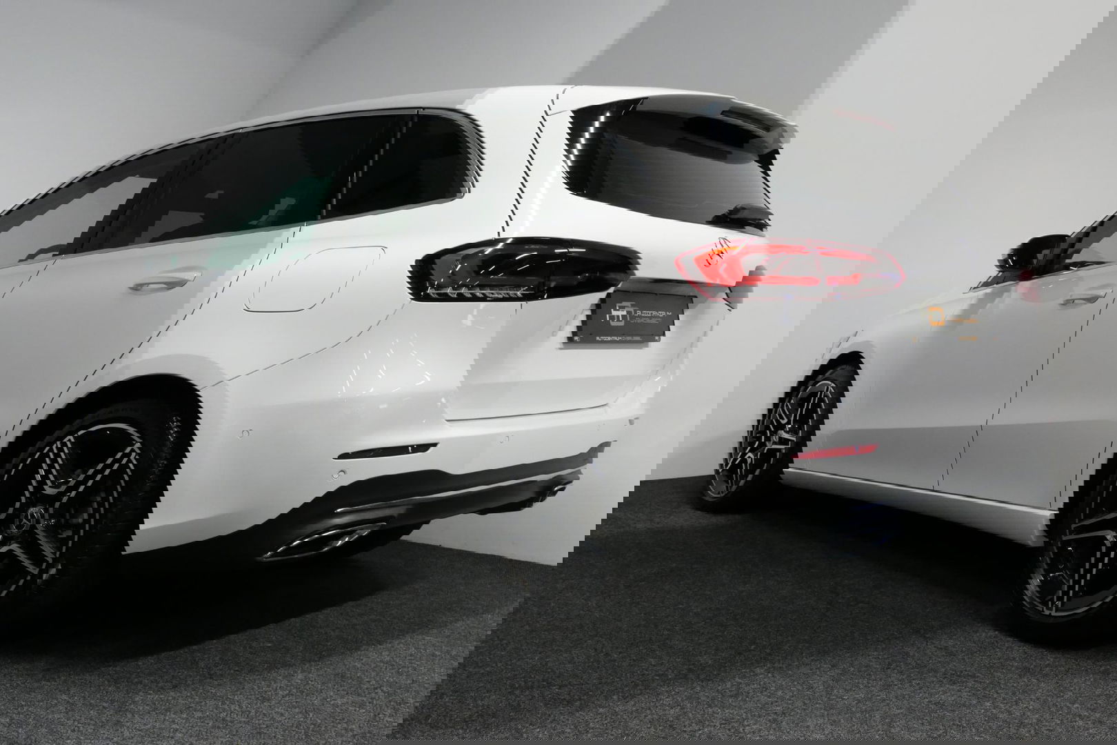 Mercedes-Benz B-Klasse 200d Premium Plus / Elektr. verstelbare voorstoel + memory / Stoelverwarming / Elektr. wegklapbare trekhaak / Koplamp LED High Performance / Elektr. achterklep / 18'' AMG LMV / Dynamic Select / Cruise Control / Elektr. lendensteun