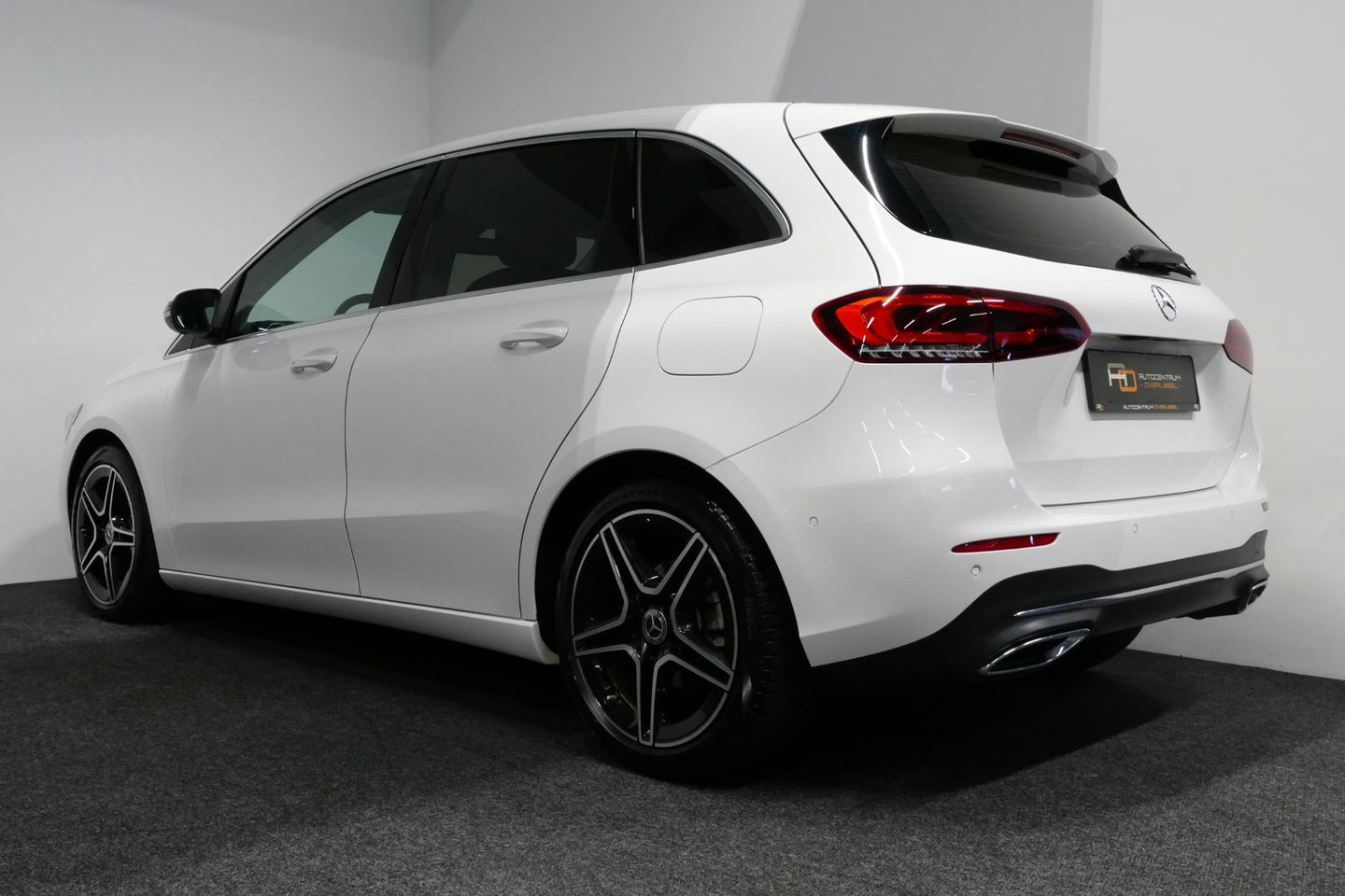 Mercedes-Benz B-Klasse 200d Premium Plus / Elektr. verstelbare voorstoel + memory / Stoelverwarming / Elektr. wegklapbare trekhaak / Koplamp LED High Performance / Elektr. achterklep / 18'' AMG LMV / Dynamic Select / Cruise Control / Elektr. lendensteun