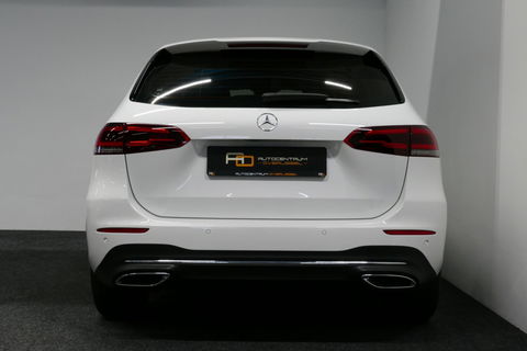 Mercedes-Benz B-Klasse 200d Premium Plus / Elektr. verstelbare voorstoel + memory / Stoelverwarming / Elektr. wegklapbare trekhaak / Koplamp LED High Performance / Elektr. achterklep / 18'' AMG LMV / Dynamic Select / Cruise Control / Elektr. lendensteun