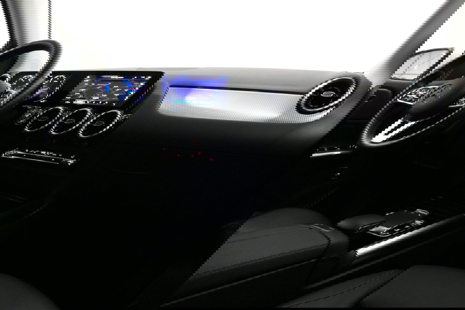 Mercedes-Benz B-Klasse 200d Premium Plus / Elektr. verstelbare voorstoel + memory / Stoelverwarming / Elektr. wegklapbare trekhaak / Koplamp LED High Performance / Elektr. achterklep / 18'' AMG LMV / Dynamic Select / Cruise Control / Elektr. lendensteun