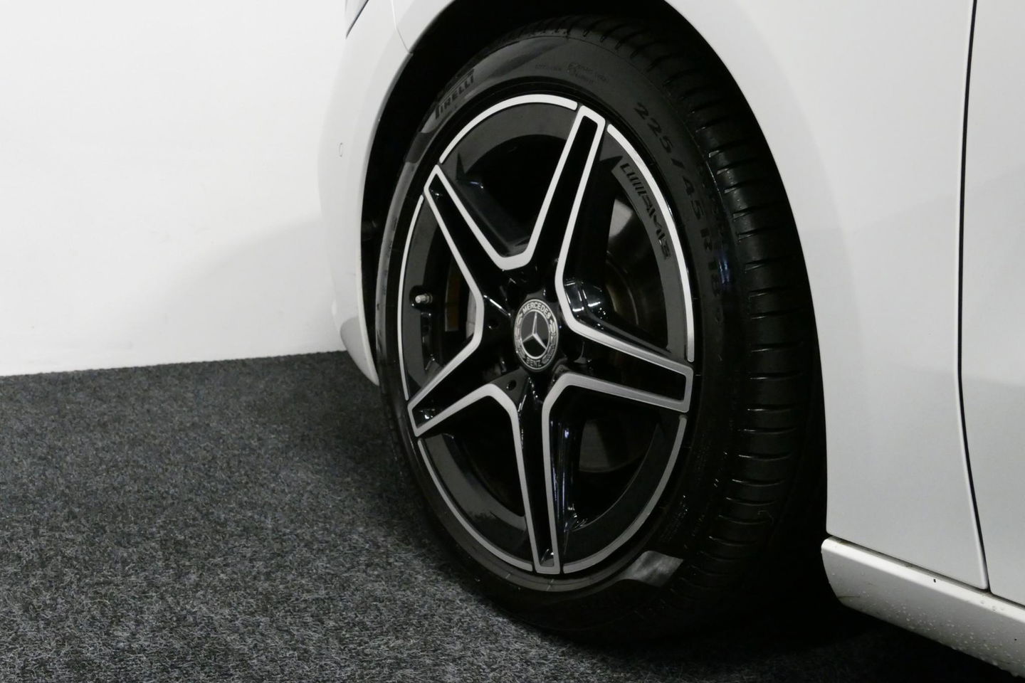 Mercedes-Benz B-Klasse 200d Premium Plus / Elektr. verstelbare voorstoel + memory / Stoelverwarming / Elektr. wegklapbare trekhaak / Koplamp LED High Performance / Elektr. achterklep / 18'' AMG LMV / Dynamic Select / Cruise Control / Elektr. lendensteun